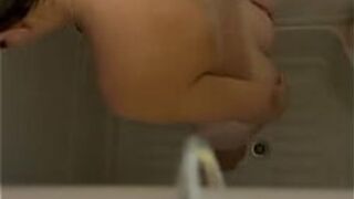Сестру застукали обнаженной в душе - порно видео