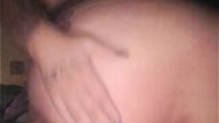 Раздвинули задницу и киску готической толстушки в любительском видео - порно видео