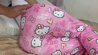 ОНИ ОСТАВИЛИ МЕНЯ ОДНОГО ДОМА С ПАХОДЧИЦОЙ, И КОГДА Я НАХОДИЛ ЕЕ ОТДЫЖАЮЩЕЙ, Я ВСТАВЛЯЮ СВОЙ ЧЛЕН ПРЯМО В ЕЕ КИСКУ, ПОКА НЕ ОСТАВЛЯЮ ЕЕ ПОПКУ ПОКРЫТОЙ СПЕРМОЙ - порно видео