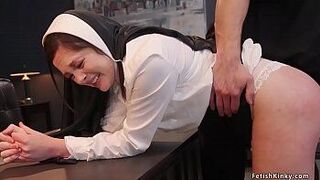 Священник трахает молодую монахиню и ее мачеху - порно видео