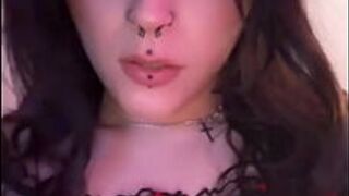 Горячая транс трахает ее замужнюю нижнюю - порно видео