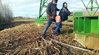 порно на лесной дороге у башен - порно видео