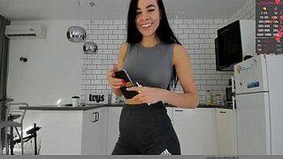 спортивная девушка показывает удивительное тело - порно видео
