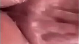 горячая девушка начинает трогать себя и записывает себя - порно видео