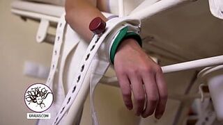 Киска т. в клинике доктора Ломпа - порно видео